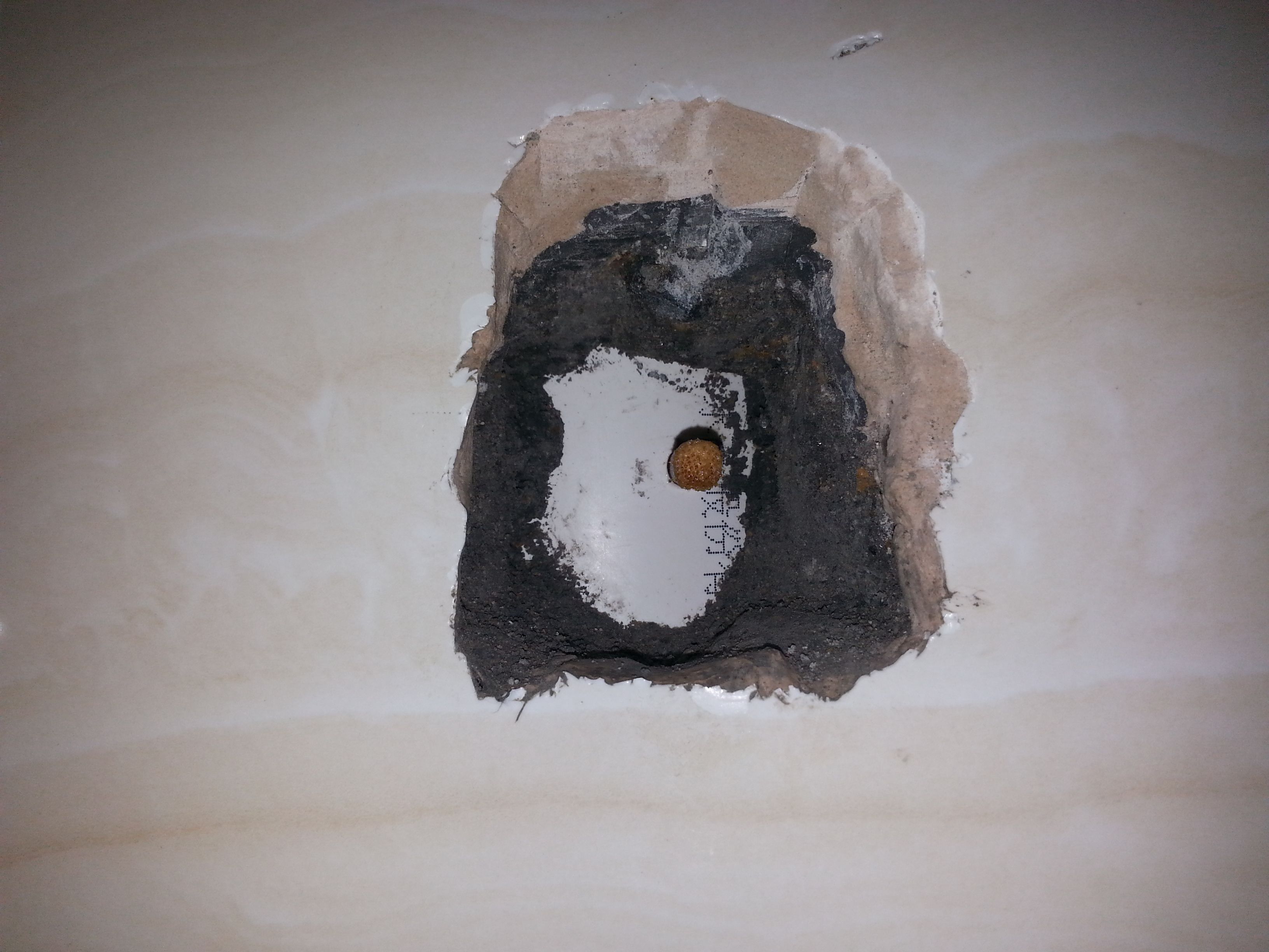 瓷砖上打了个窟窿怎么修复成原样(瓷砖上打了个窟窿怎么修复成原样呢)