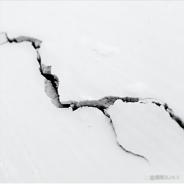 墙面砖开裂的原因(墙砖裂开是什么原因)