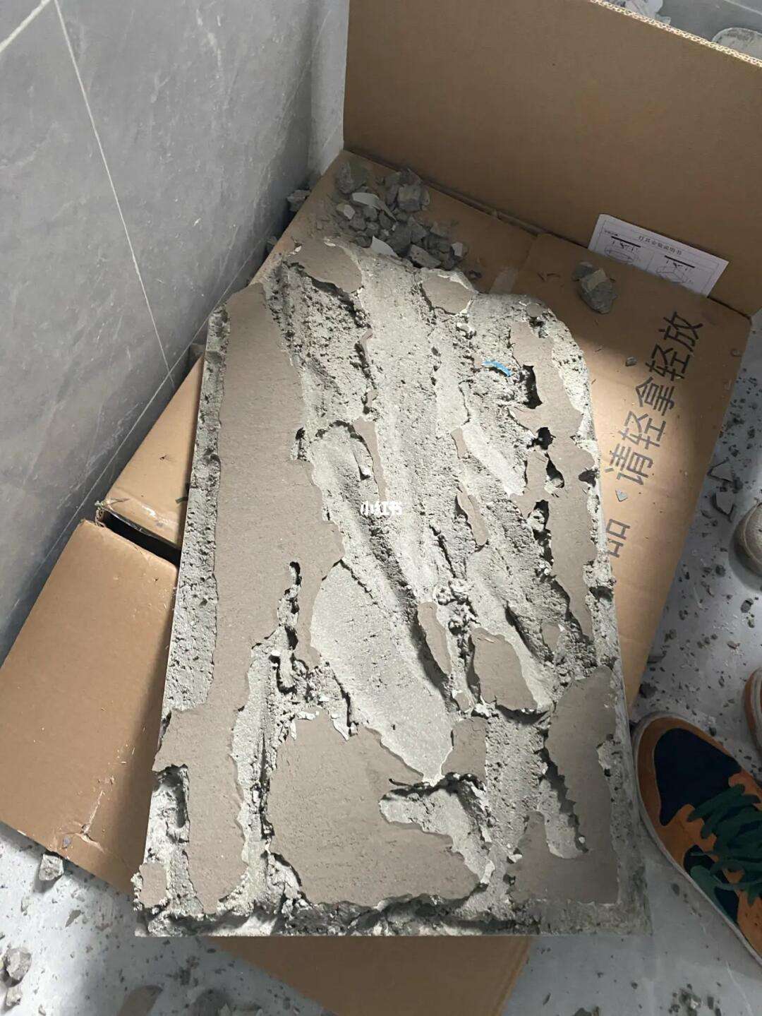 墙砖翘起来了怎么回事儿图片(墙砖翘起来了怎么回事儿图片视频)